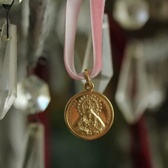 Medallas Acabadas En Oro^Doña Sol Medalla de La Macarena Oro