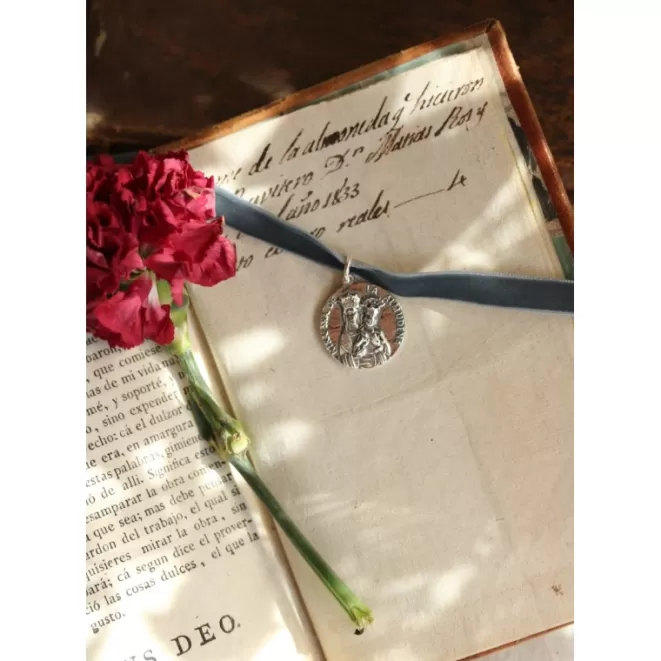 Medallas Acabadas En Plata^Doña Sol Medalla Virgen de la Almudena Plata
