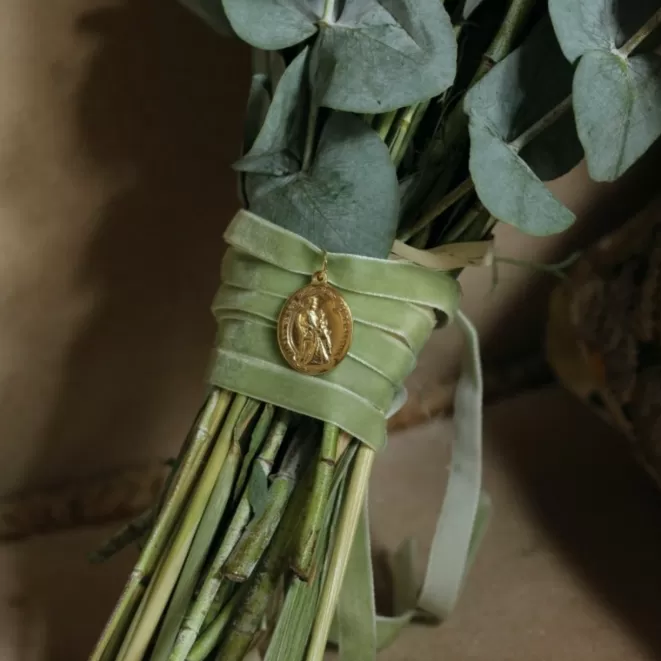Medallas Acabadas En Oro^Doña Sol Medalla Virgen de los Reyes Oro