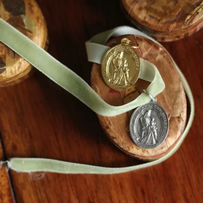 Medallas Acabadas En Plata^Doña Sol Medalla Virgen de los Reyes Plata